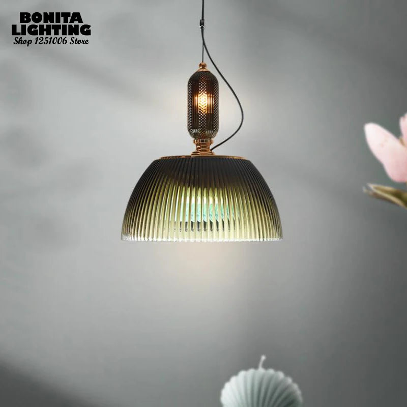 Pendelleuchte aus skulpturiertem Glas im Retro-Stil mit modernem Flair - vue 6 sur 8