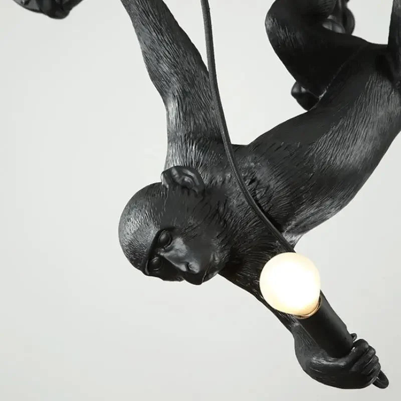LED-Pendelleuchte aus Harz mit kletterndem Affen und kreativem Tierdesign im nordischen Stil - vue 5 sur 7