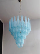 Pendelleuchte aus farbigem Glas mit dekorativem Blatt für ein stilvolles Interieur