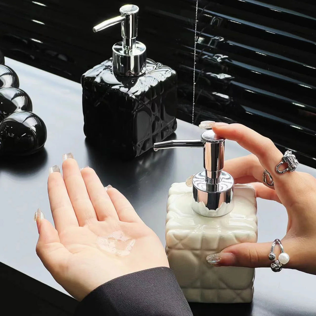 distributeur de shampoing luxe rechargeable pour salle de bain - vue 3 sur 6
