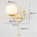 LED-Wandleuchte Astronaut aus goldenem Glas für Kinderzimmer