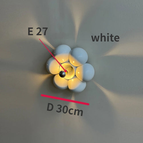 Minimalistische Wandleuchte in Blumenform für ein sanftes Ambiente
