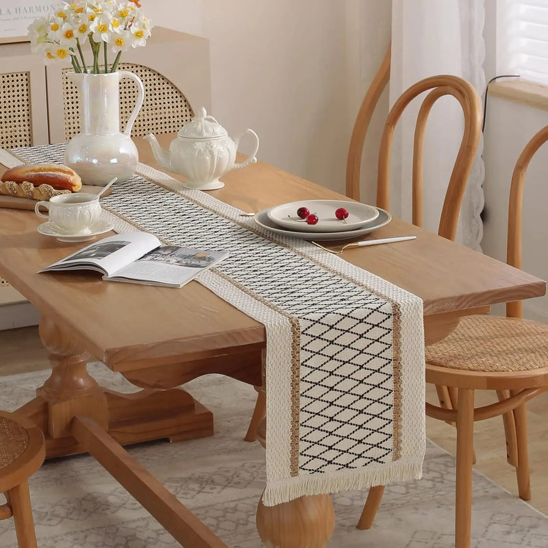 Chemin de table bohème beige pompons motifs géométriques