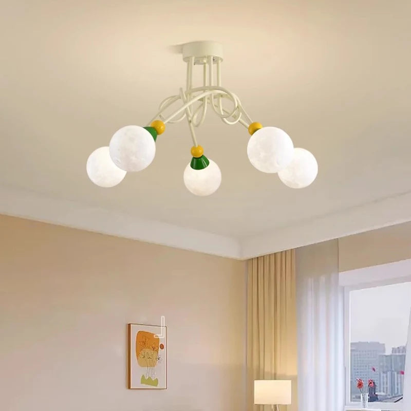 Kronleuchter im nordischen Design für moderne und farbenfrohe Kinderzimmer - vue 5 sur 10