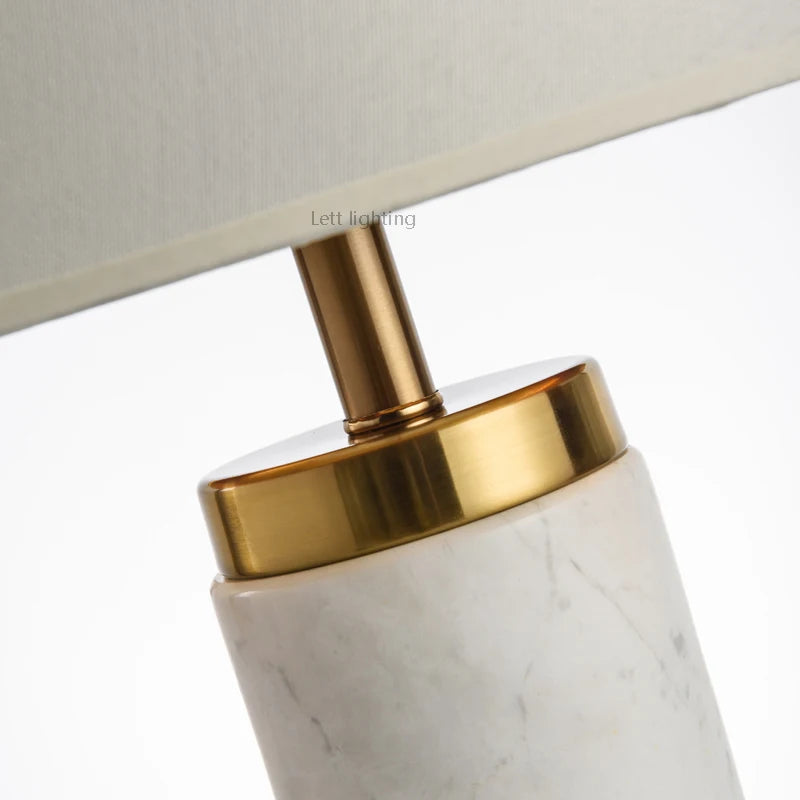 Minimalistische Schreibtischlampe aus marmoriertem Stoff für ein elegantes Interieur - vue 6 sur 6
