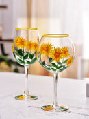 Verres vin rouge hauts motifs floraux main trois