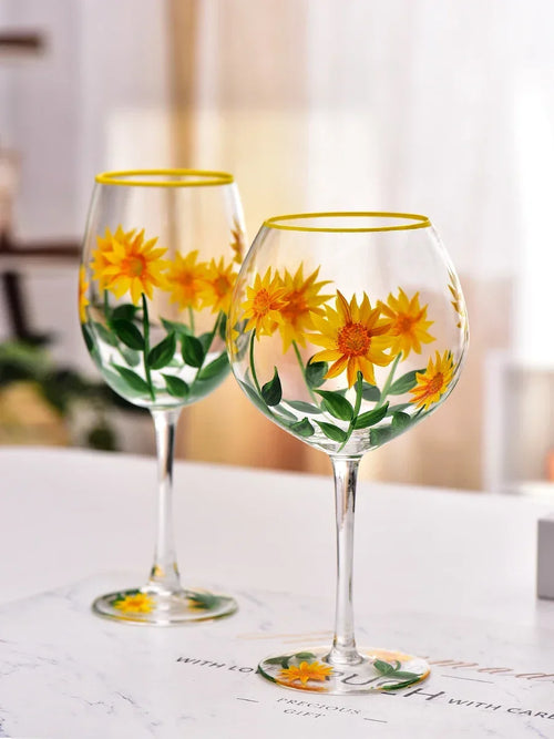Verres vin rouge hauts motifs floraux main trois