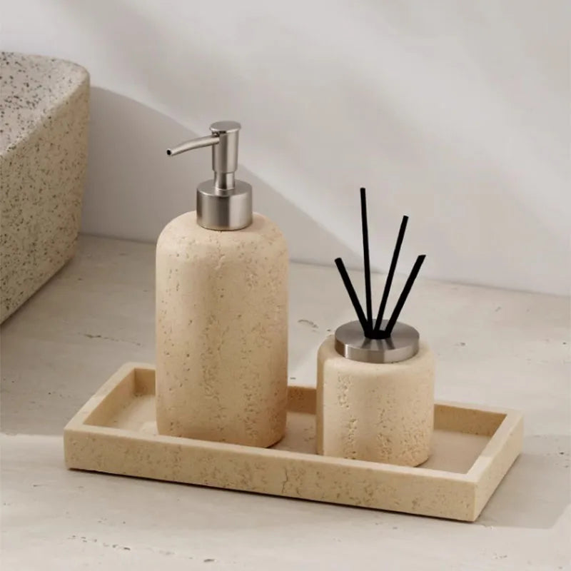 bouteille de désinfectant et accessoires de salle de bain luxe - vue 5 sur 19
