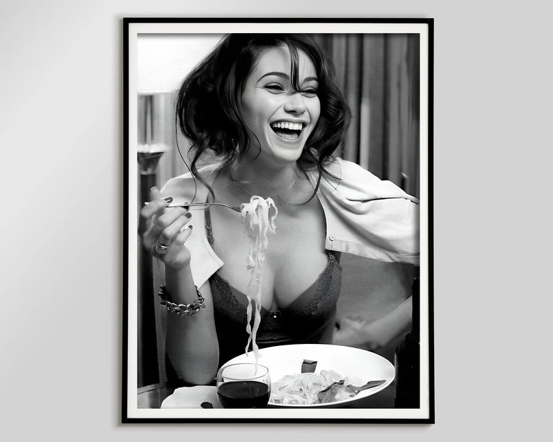 affiche femmes buvant vin et mangeant spaghettis décoration murale