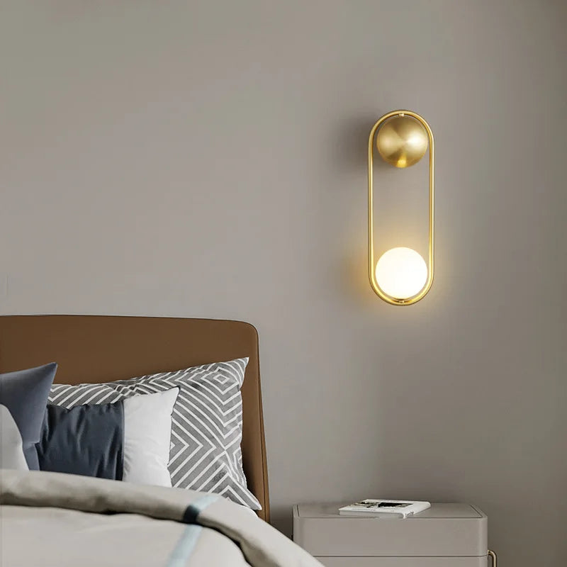 applique murale en laiton avec ampoule en verre blanc pour tous espaces - vue 5 sur 8