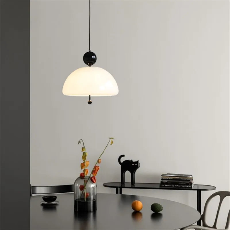 suspension en verre blanc laiteux forme fleur style bauhaus - vue 4 sur 11