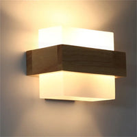 Moderne Wandleuchte aus Holz und Glas für dekorative Beleuchtung