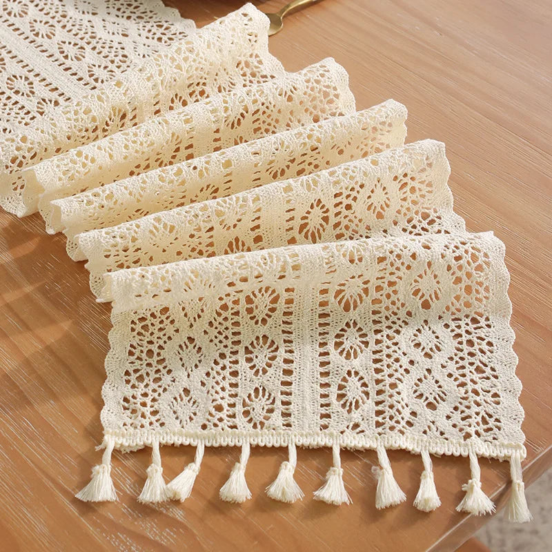 Chemin de table dentelle crochetée beige vintage pompons