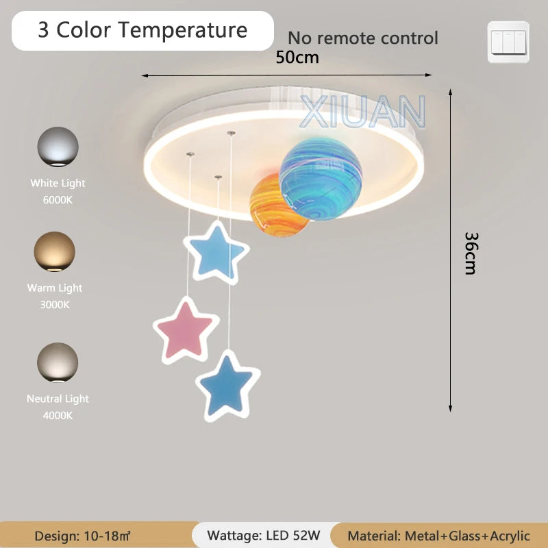 Kreativer Kronleuchter für die Kita aus farbigem Glas mit Planeten, Universum und Sternen