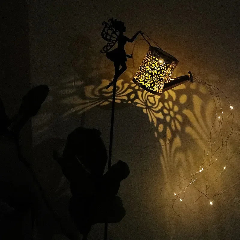arrosoir solaire avec lumières de jardin et statues de fées