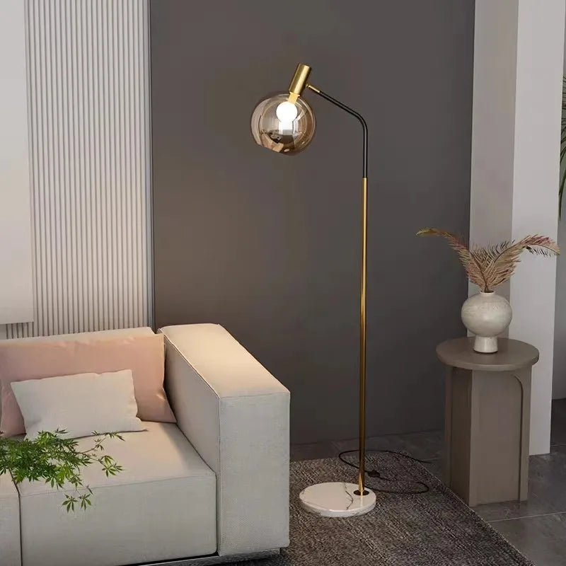 Elegante Stehleuchte in Gold und Schwarz aus Metall und Glas - vue 3 sur 9