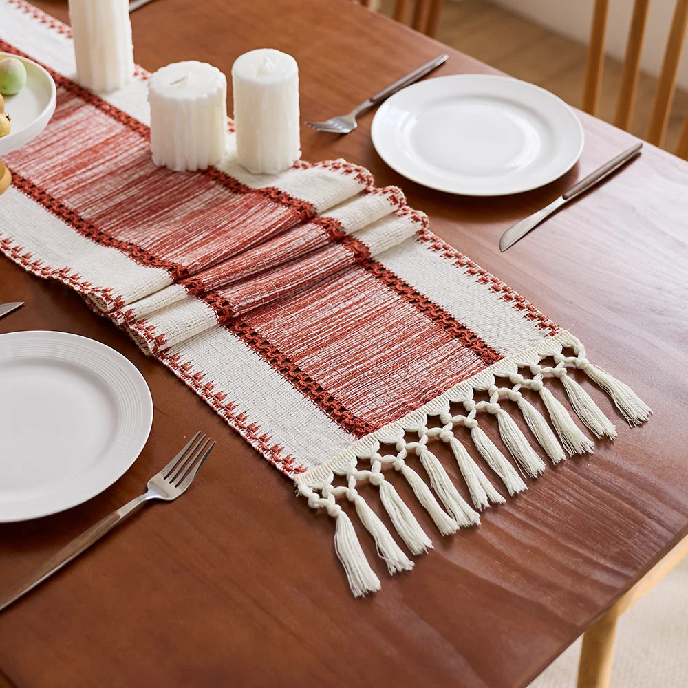 Chemin de table bohème rayures rouge beige pompons - vue 7 sur 7