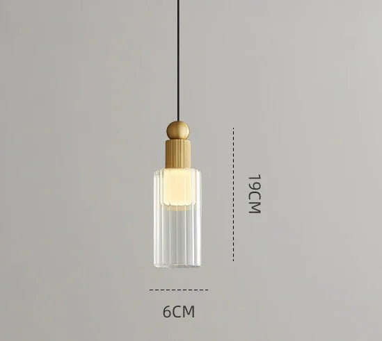 Moderne Pendelleuchte aus goldfarbenem Messing für ein elegantes Interieur