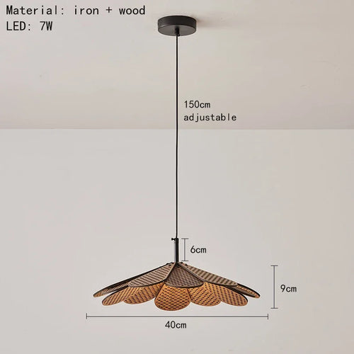 Japanische Pendelleuchte aus Holz in Blütenform für ein warmes Zuhause