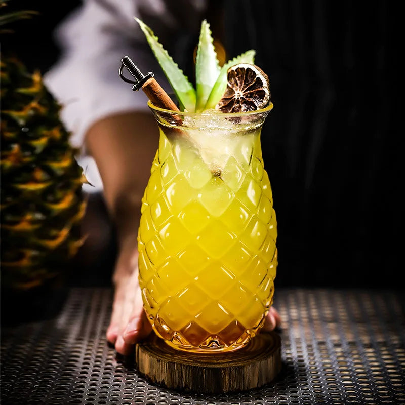 Verre cocktail en forme ananas relief décoratif