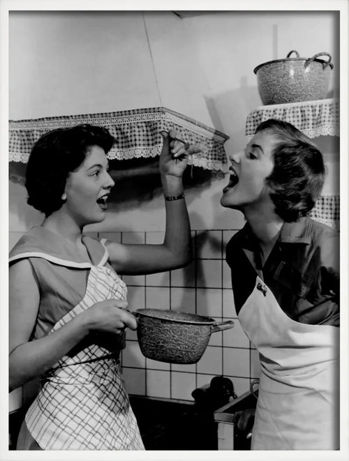 affiche artistique femmes buvant vin et mangeant spaghettis décor mural