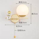 LED-Wandleuchte Astronaut aus goldenem Glas für Kinderzimmer