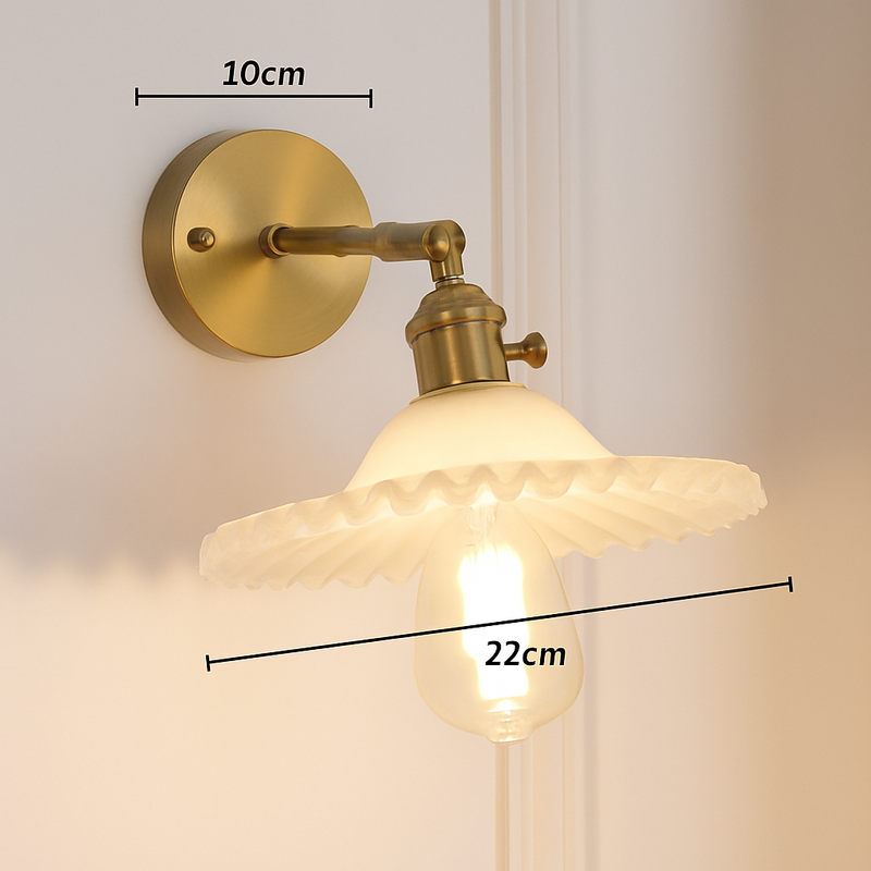 Applique murale dorée à LED et abat-jour en verre