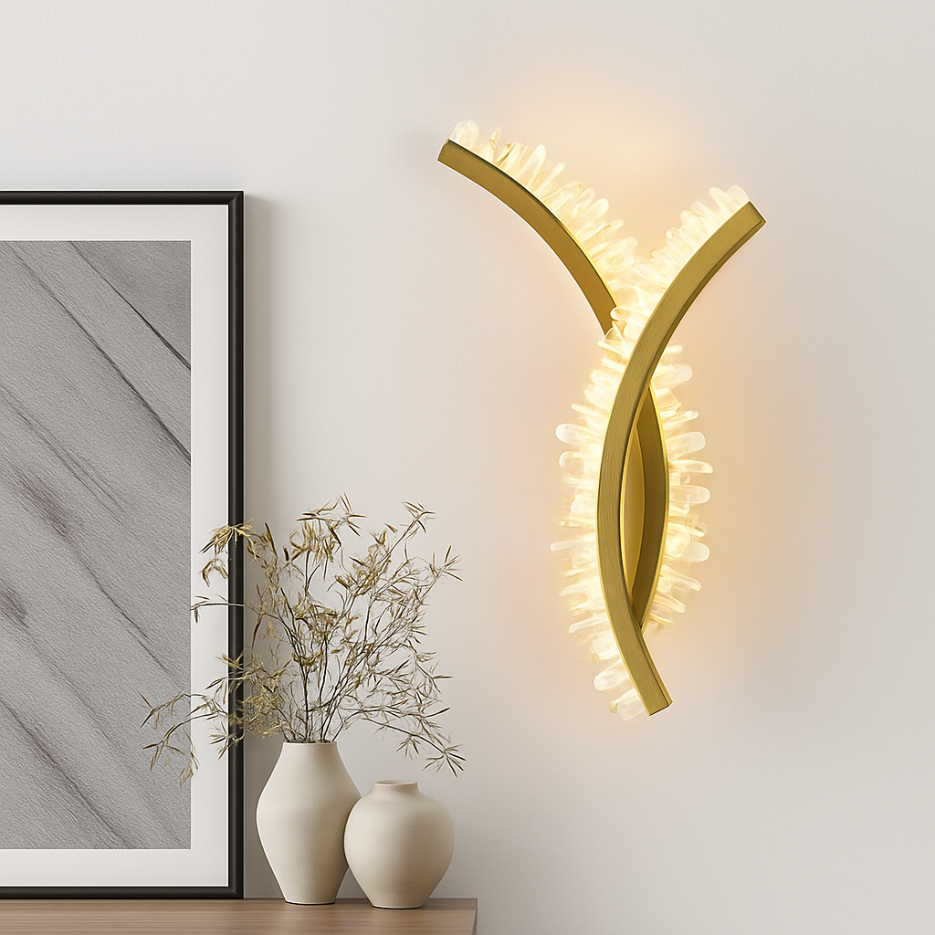 applique murale en cristal naturel et métal doré pour décoration d'ambiance - vue 2 sur 7
