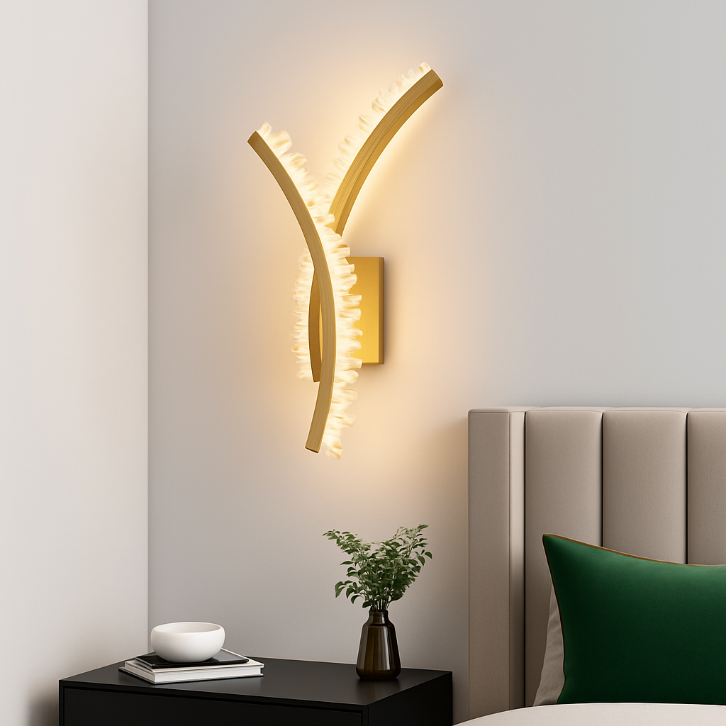 applique murale en cristal naturel et métal doré pour décoration d'ambiance - vue 3 sur 7