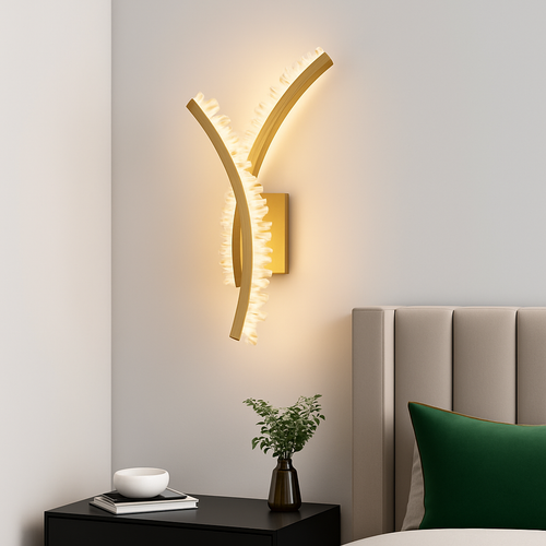 applique murale en cristal naturel et métal doré pour décoration d'ambiance