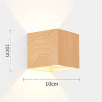 Moderne Wandleuchte aus Holz mit dekorativer LED-Beleuchtung