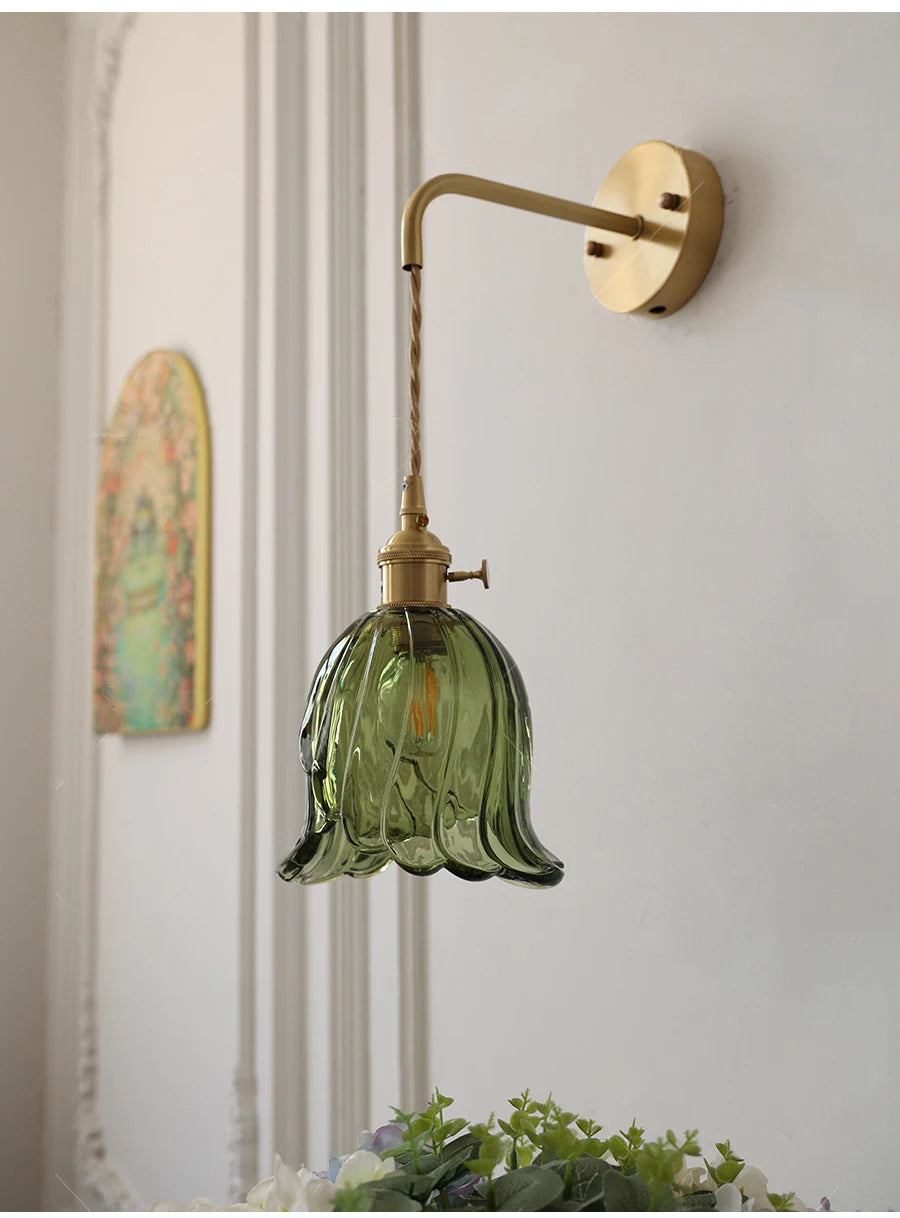 applique murale moderne en verre et laiton réglable pour intérieur élégant