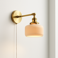 Moderne LED-Wandleuchte mit Zugschalter und Kette