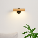 Minimalistische drehbare Wandleuchte aus Holz mit LED-Schalter