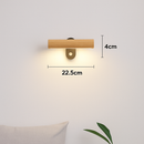 Minimalistische drehbare Wandleuchte aus Holz mit LED-Schalter