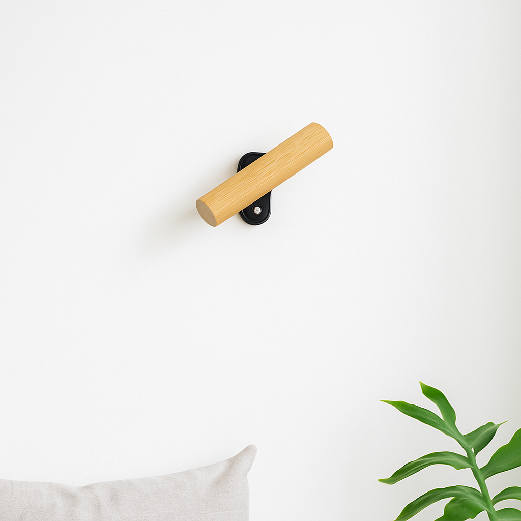 Minimalistische drehbare Wandleuchte aus Holz mit LED-Schalter - vue 4 sur 8