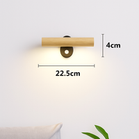 Minimalistische drehbare Wandleuchte aus Holz mit LED-Schalter