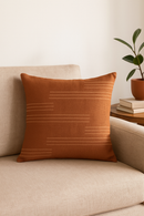 housse de coussin carrée motif géométrique marron élégant