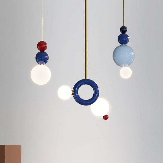Suspension moderne en métal et boules colorés Ginna