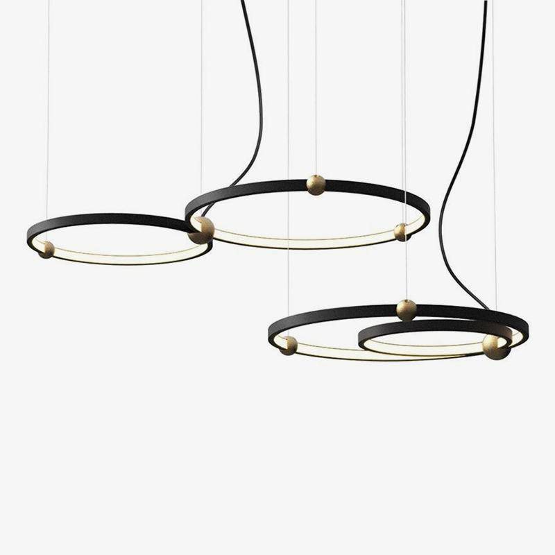 Lustre design à anneaux à LED et boules dorées