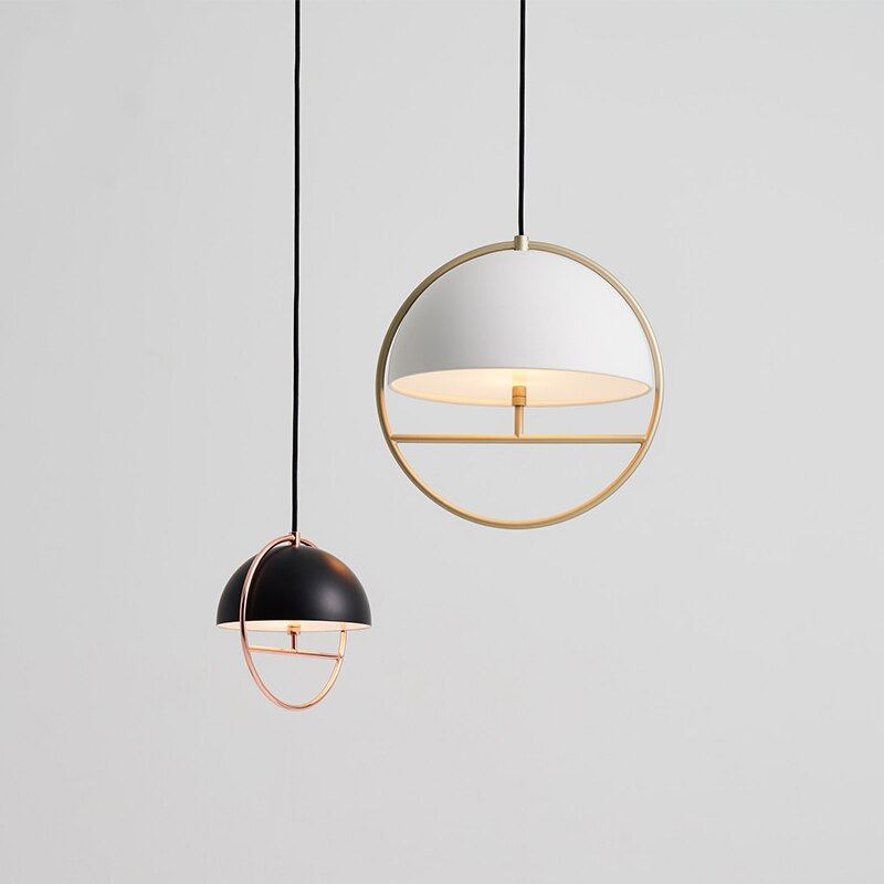 Suspension design avec abat-jour en métal et cercle doré Skye