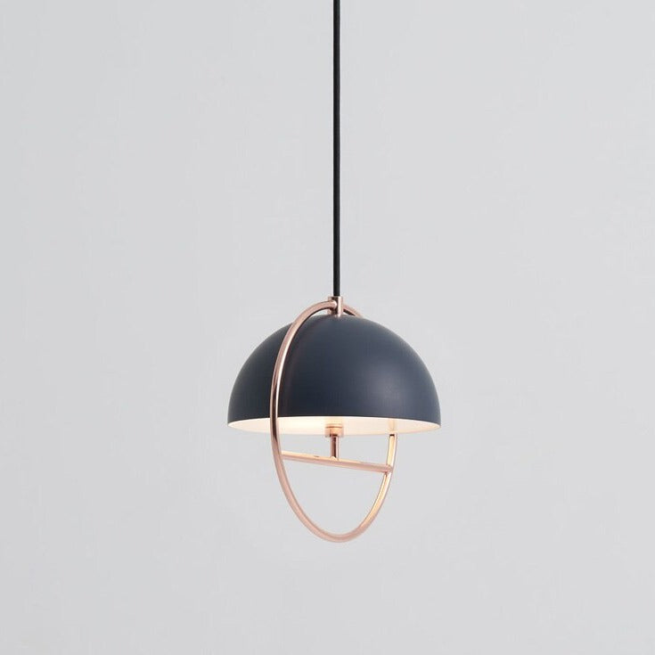 Suspension design avec abat-jour en métal et cercle doré Skye