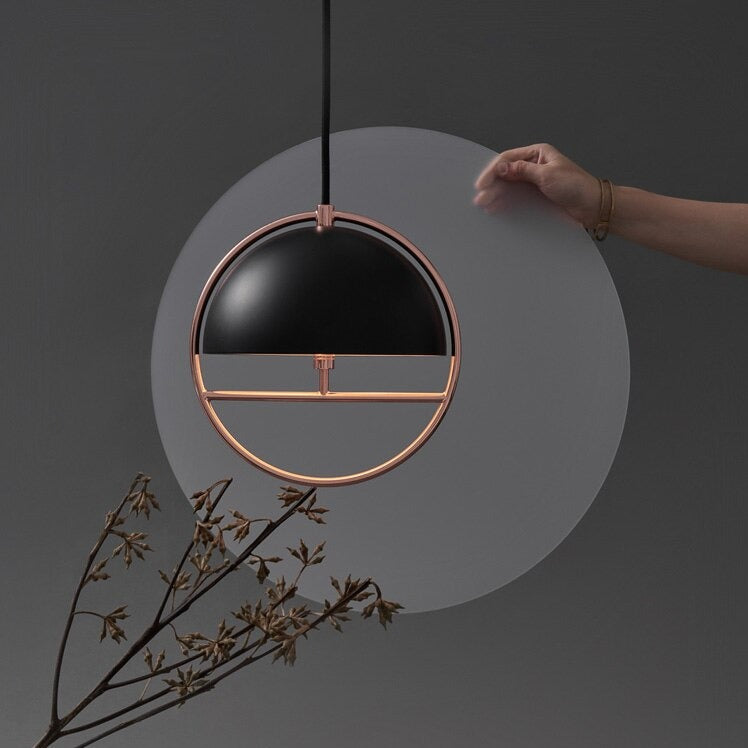 Suspension design avec abat-jour en métal et cercle doré Skye