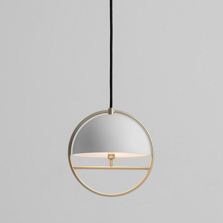 Suspension design avec abat-jour en métal et cercle doré Skye