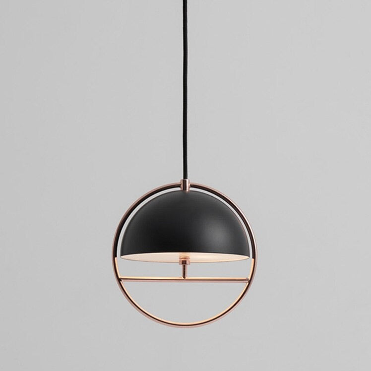 Suspension design avec abat-jour en métal et cercle doré Skye