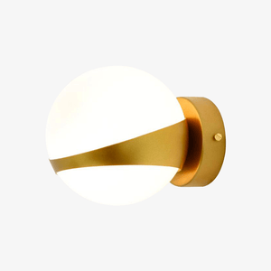 Goldene Wandleuchte mit Kugel