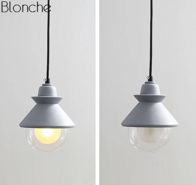 Suspension LED design triangle en métal et boule en verre
