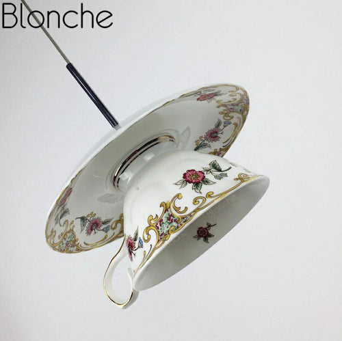 Suspension LED tasse en céramique avec détails fleuris