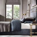 LED-Wandleuchte in Gold mit geschwungener Metallstange Shake
