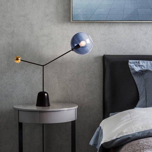 Lampe à poser design LED avec abat-jour en verre et boule dorée